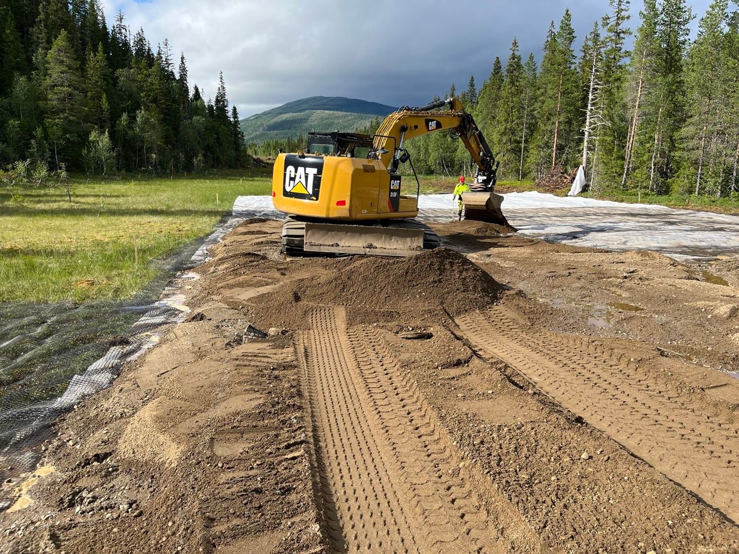 På Kringelmomyra utenfor Trofors utviklet NGI sammen med Aas Jakobsen og LNS en metode som lar veien «flyte» på myra i stedet for å grave den bort.