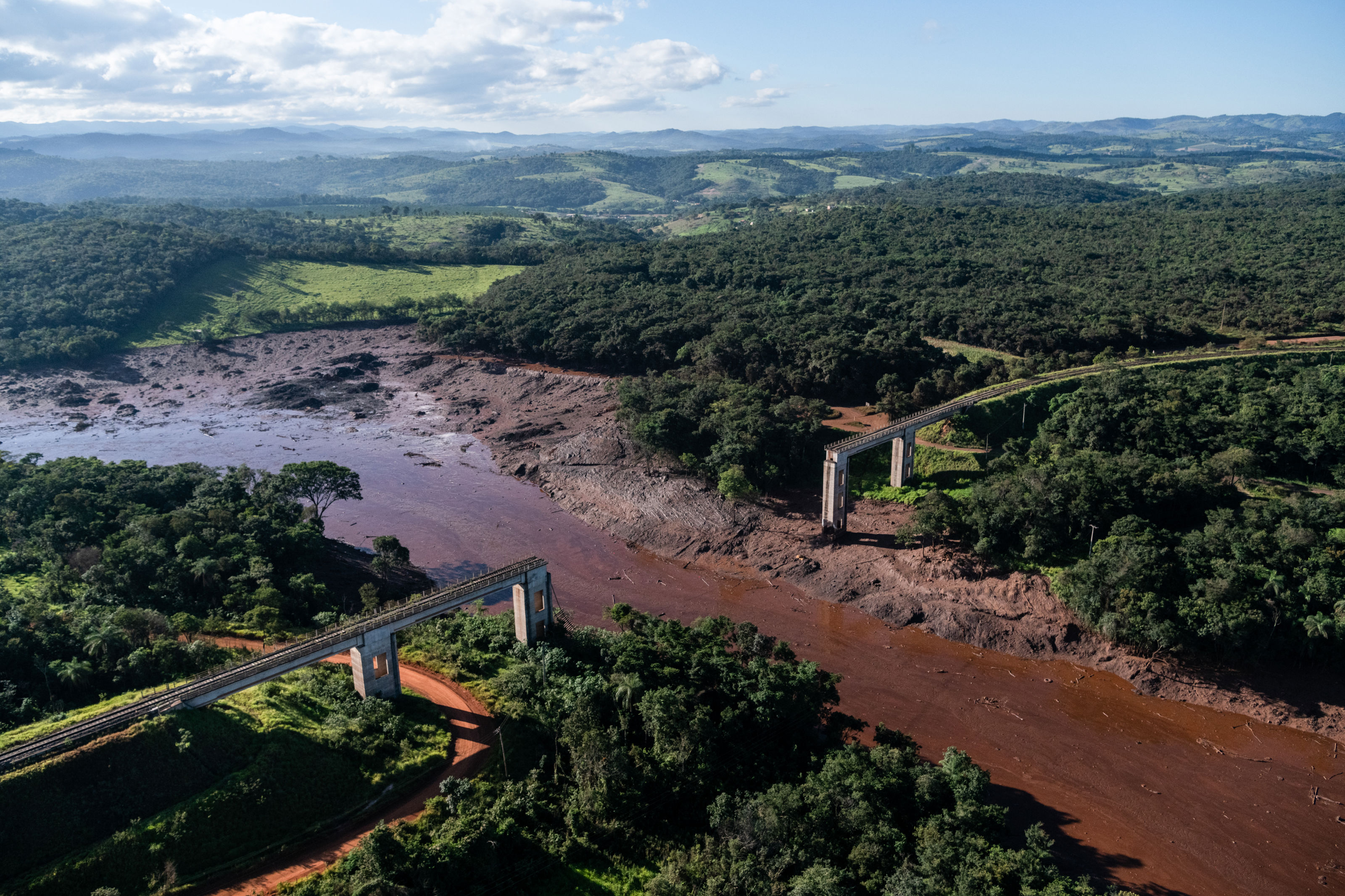 Bilde av en damkatastrofe i Brasil, bru som har kollapset