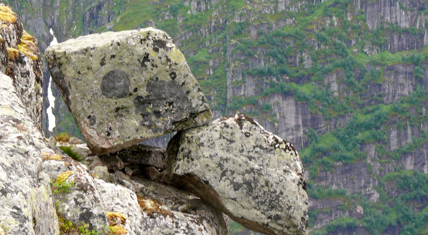 Steinblokker i fjellside